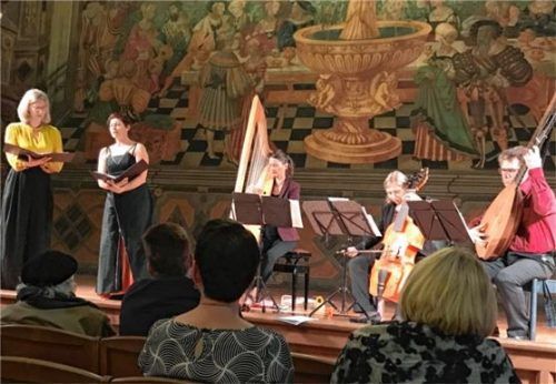 Sangen und spielten mit ungezügeltem Temperament: (von links) Kristine Jaunalksne, Ulrike Hofbauer, Marie Bournisien, Brigitte Gassner und Julian Behr. Foto Prokop