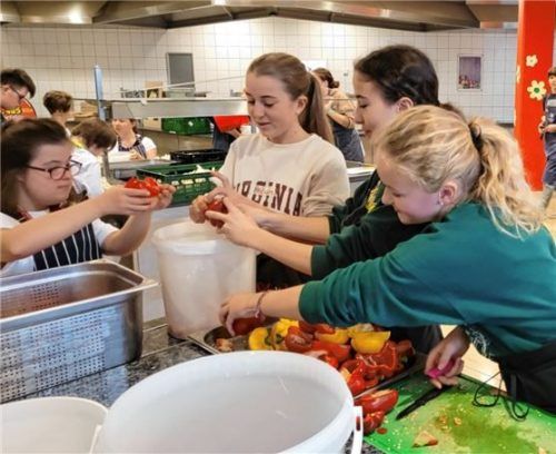 Schüler des IGG Rosenheim helfen in der Community Kitchen München tatkräftig mit.Foto Community Kitchen