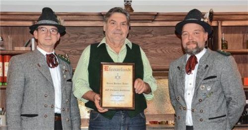 Schützenmeister Josef Graf (von links) ernennt Herbert Aicher und Martin Görgmaier zu Ehrenmitgliedern.Foto re