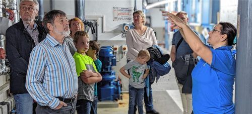 Sehr plastisch beschreibt die stellvertretende Betriebsleiterin des „Innsola“ Christa Rauscher den Wasserdurchlauf. Foto Hoffmann