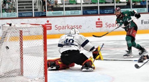 Sein zweiter Treffer gegen Lindau: Maxi Vollmayer traf zum 5:1 mit einem satten Schuss ins lange Eck. Foto Hans-Jürgen Ziegler