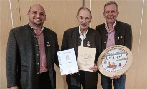 Seit fünf Jahrzehnten ist Michael Wallner (Mitte) Kassier bei der Schützengesellschaft. Andreas Orthofer und Schützenmeister Jürgen Richter (von links) gratulierten. Foto re