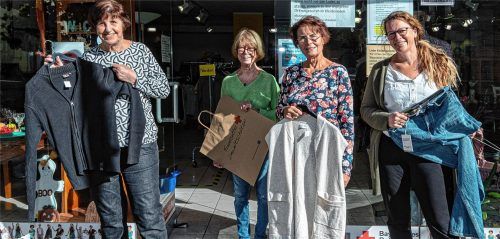 Seit seiner Eröffnung vor 18 Jahren sind (von links) Renate Baur, Hannelore Drewlo und Johanna Zeiler ehrenamtlich im Kolbermoorer Secondhandladen tätig. Claudia Seethaler (rechts) ist die Teamleiterin des Ladens. Immer mehr junge Kunden kaufen hier ein, weil sie nachhaltig leben und sich gleichzeitig modern kleiden wollen. Foto Thomae