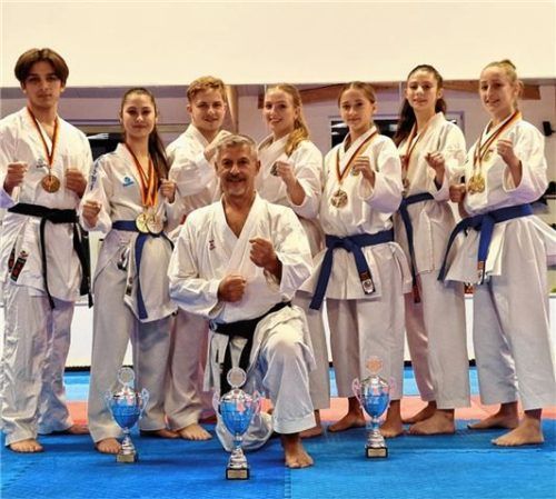 Sensei Adnan Akgün mit seinen erfolgreichen Athleten (hinten von links): Joel-Leon Akgün, Alexandra Wolf, Alexander Stelzl, Marie Zinecker, Julia Legler, Cristina Fratila und Jessica Vlai.