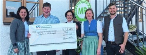 Sie übergeben den Scheck: (von links) Maria Fischbacher, stellvertretende Kreisbäuerin, Maschinenring-Vorsitzender Franz Blinninger, Kreisbäuerin Katharina Kern, Monika Maier, Ortsbäuerin Prutting, und Maschinenring-Geschäftsführer Florian Hötzelsperger.Foto Utz