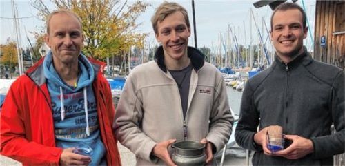 Siegerehrung in ILCA 7: Sieger Jan Geier, Augsburger Segelclub, eingerahmt vom Zweiten Thoralf Wolfenstetter (Segelclub Walchensee, links) und dem Dritten Leonard Funke (Seebrucker Regatta-Verein, rechts). Foto Dominik Wördehoff