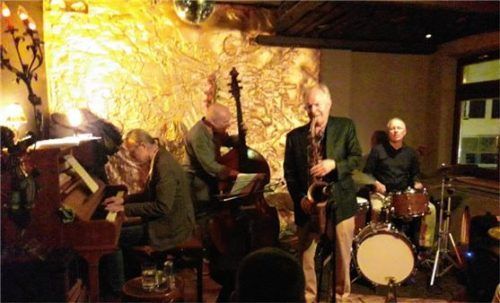 Spielten nach zwei Jahren wieder zusammen: (von links) Bernhard Pichl (Piano) Rudi Engel (Bass) Scott Hamilton (Saxofon) und Michael Keul (Schlagzeug). Foto Prechtl