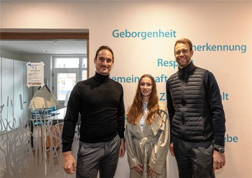 Sponserten die Innenausstattung für die Kolbermoorer Nachbarschaftshilfe: Maximilian Werndl (links) und Max von Bredow (rechts) spendierten nicht nur die Möbel für die neuen Räume, sondern auch die gesamte Innenausgestaltung, mitgestaltet von Emma-Lina Heinz (Mitte). Foto Thomae