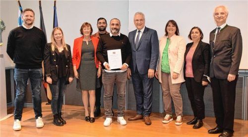 Spürbarer Stolz bei der Übergabe des Integrationspreises: (von links) Christian Hlatky und Lena Bichlmaier („Startklar“), Gabriele Leicht, Dritte Bürgermeisterin von Rosenheim, Emre Öztürk und Özgür Yildirim (Trainer „Bewegung im Westen“), bayerischer Innenminister Joachim Herrmann sowie Gülseren Demirel und Claudia Köhler (Mitglieder des Bayerischen Landtags) und Regierungspräsident Dr. Konrad Schober. Foto Startklar Soziale Arbeit Rosenheim - Ebersberg