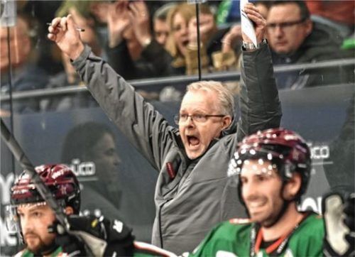 Starbulls-Trainer Jari Pasanen konnte sechs Tore und den ersten Punktspielsieg bejubeln.Foto Hans-Jürgen Ziegler