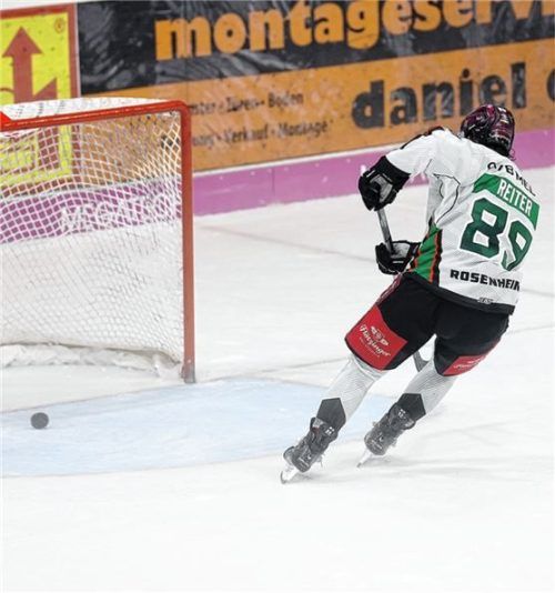 Stefan Reiter sorgte in Deggendorf mit seinem Schuss ins verwaiste Gehäuse der Hausherren für die Entscheidung zugunsten der Starbulls.Foto Roland Rappel