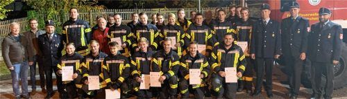Stolze Männer: Die 19 Prüflinge wurden von Bürgermeister Karl Mair (Zweiter von links) im Namen der Gemeinde zu einer Brotzeit in der Fahrzeughalle eingeladen. Foto Feuerwehr Stephankskirchen