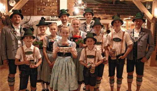 Stolze Sieger: Vorsitzender Claus Reiter (rechts) mit den Siegern aller Klassen beim Hohenaschauer Vereinspreisplatteln.Foto Rehberg