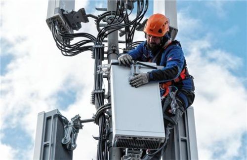 Streitpunkt Funkmasten: Ein Techniker installiert eine Antenne für das 5G-Funknetz. Foto dpa