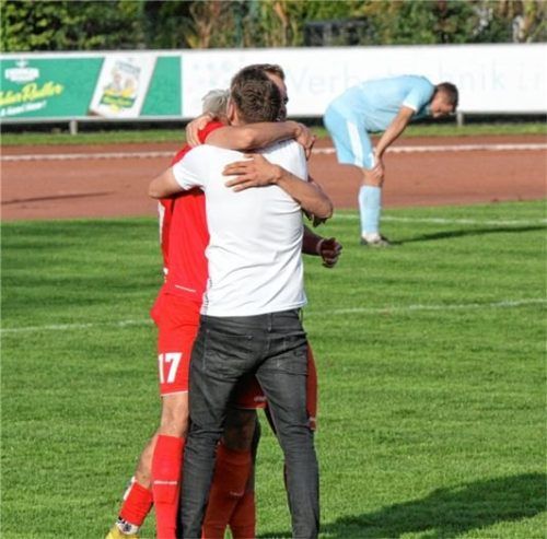 Symbolisch für die bisherige Saison: Dachau darf jubeln, 1860 Rosenheim lässt die Köpfe hängen.Foto Robert Ohl