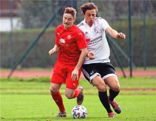 Teisendorfs Aicher (links) im Duell gegen Inzells Marchl. Foto Butzhammer