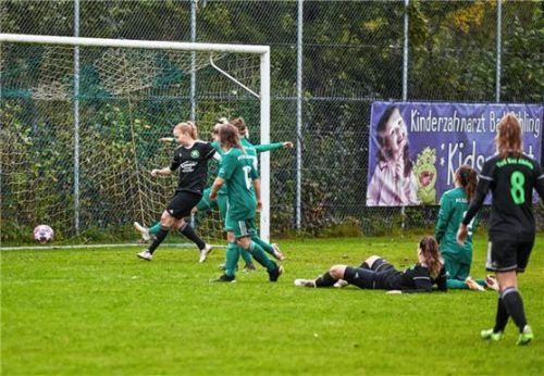 Theresa Eder schiebt in der Nachspielzeit zum 3:1-Endstand für den TuS Bad Aibling ein.Foto Dirk Habermann