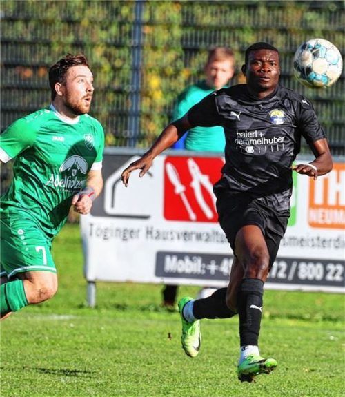 Tögings Endurance Ighagbon (rechts) hier im Duell mit Siegsdorfs Felix Schrobenhauser erzielte kurz vor Schluss den 3:0-Endstand. Foto Christian Butzhammer