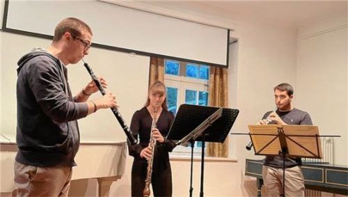 Tommasi Gasparoni (von links), Maja Delzeith und Carlos Ramos Castro boten die Variationen über Mozarts „La ci darem la mano“ von Ludwig van Beethoven dar. Foto Kirchner