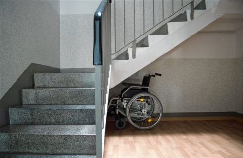 Treppen sind für Rollstuhlfahrer schier unüberwindbare Hindernisse. Foto dpa