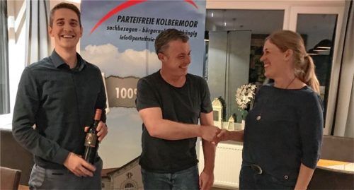 Über Klimaschutz und Mobilität informierten (von links) Christian Sedlmayr, Vorsitzender der Parteifreien Kolbermoor, Klimaschutzmanager Thomas Ertl und Mobilitätsmanagerin Veronika Winkler die Teilnehmer der „Stadtgespräche“. Foto re