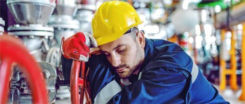 Übermäßig lange Arbeitstage kosten viel Kraft und können auf Dauer krank machen. Deshalb setzt das Arbeitszeitgesetz klare Grenzen. Foto djd/AUB/dusanpetkovic1 - stock.adobe.com