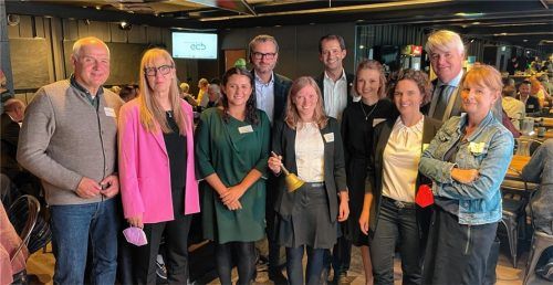 Um die Wirtschaftsregion Rosenheim-Tirol auszubauen, trafen sich im Rosenheimer Eisstadion viele Vertreter aus Wirtschaft und Politik: (von links) Richard Weißenbacher von der Wirtschaftsförderung des Landkreises Rosenheim, Elke Riedner und Carla Kirmis von der Wirtschaftsförderung der Stadt Rosenheim, Manfred Hautz Bezirksstellenobmann der Wirtschaftskammer Kufstein, Katharina Spöck, Wirtschaftsförderung Landkreis Rosenheim, Oberbürgermeister Andreas März, Tanja Bachmann von der Chiemgau GmbH, Evi Bachmaier vom Stellwerk18, Toni Ferk von Sales & More und Esther Jennings als Vertreterin der Euregio Inntal. Foto Baumeister