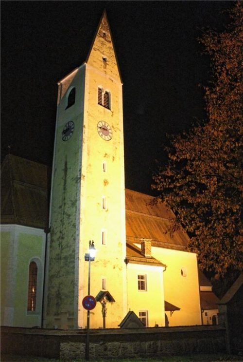 Um künftig Energie einzusparen, beantragte die Nußdorfer Kirchenverwaltung bei der Gemeinde, die nächtliche Beleuchtung der Kirche St. Vitus bis auf Weiteres gänzlich abzuschalten.Foto Steffenhagen
