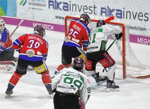 Und wieder Travis Oleksuk: Der Kanadier erzielte in Deggendorf den 1:0-Führungstreffer für die Starbulls Rosenheim.Foto Roland Rappel