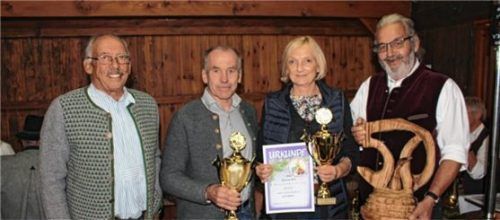 Vereinsobmann Georg Steinbeißer (rechts) und der Zweite Vereinsobmann Josef Funk (links) gratulierten den frischgebackenen Vereinsmeistern der Nußdorfer Stockschützen, Josef Lagler und Anneliese Köck, zu ihrem Sieg im Jubiläumsjahr.Foto Steffenhagen
