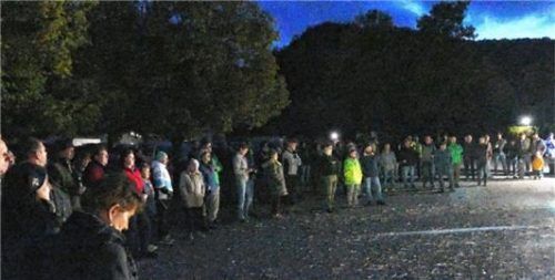 Viele Interessierte und Betroffene kamen zur Kundgebung „Ist der Wolf bei uns in der Region tragbar“ nach Bergen und informierten sich über die vorgesehenen Maßnahmen.Foto Wegscheider