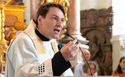Vor einem Jahr wurde Gottfried Grengel als Pfarrvikar in Prien vorgestellt. Ab 1. November leitet er die Pfarrverbände Westliches Chiemseeufer und Bad Endorf. Foto Berger