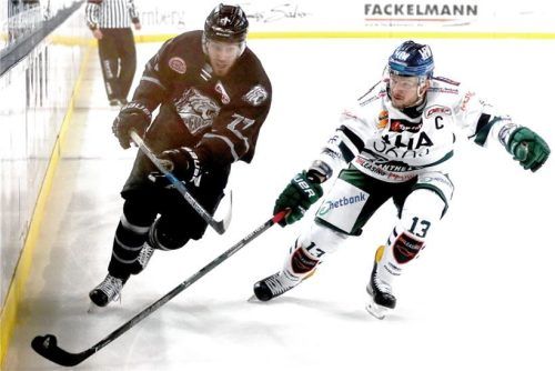 Vor fünf Jahren noch in der DEL gegeneinander, jetzt vereint im Starbulls-Oberligateam: Marius Möchel (links) damals für Nürnberg auf dem Eis und Steffen Tölzer als Kapitän der Augsburg Panther. Foto  Daniel Karmann/dpa