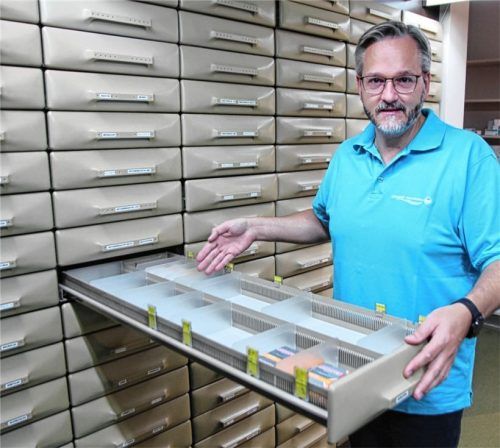 Vor leeren Medikamentenfächern stehen Florian Nagele und seine Apothekerkollegen derzeit öfter. Foto Hadersbeck