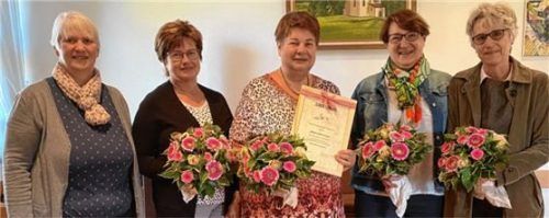 Vorsitzende Christa Osterhammer (von links) ehrte für ihre Verdienste Irmi Summerer, Brigitte Hötzelsperger, Maria Friedrich und Ursula Stacheder.Foto Rehberg