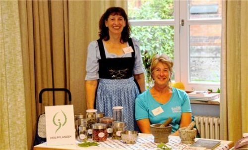 Vorsitzende Gertraud Jerger (links) und Kräuterfachfrau Sabine Haase sind überzeugt von der Wirkung von Heilpflanzen. Foto Staude