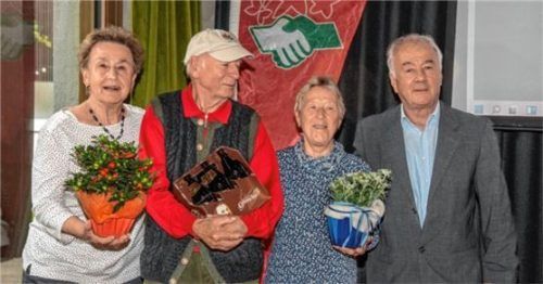 Vorsitzender Albin Stieber (rechts) bedankte sich bei (von links) Wanderleiterin Hannelore Stürzl, Hüttenwart Artur Protzek und der Leiterin der Gymnastikgruppe, Maria Kadirogli, für ihr Engagement und ihre Ideen.Foto Naturfreunde