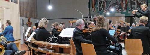 Während Gerhard Franke (ganz links) an der Orgel saß, sorgte Cornelia von Kerssenbrock (ganz rechts) im Orchester für melodiöse Eleganz. Foto Janka