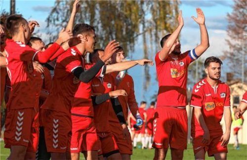 Waldkraiburgs Spieler feierten nach dem Schlusspfiff den 5:1-Sieg in Engelsberg. Foto Christian Butzhammer