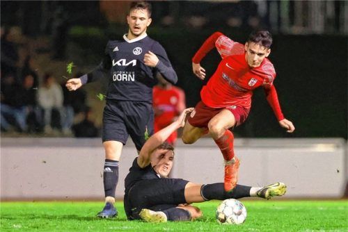 Wasserburgs Bruno Ferreira Goncalves wird hier gefoult, traf aber später zum 1:1-Ausgleich. Foto Christian Butzhammer