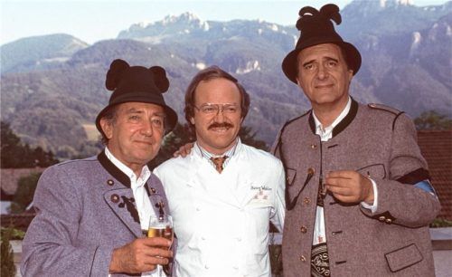 Wehmütige Erinnerung an bayerische Fernsehgrößen: Heinz Winkler mit „Pumuckl“ Hans Clarin und dem Monaco Franze, Helmut Fischer. Foto Schneider-Press/JW