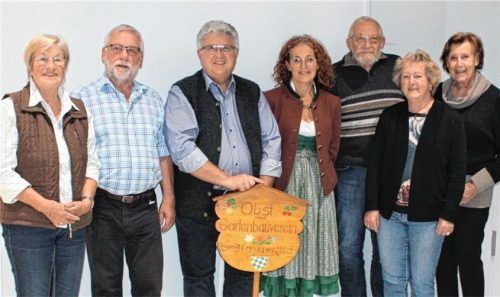Wenig Wechsel gab es bei der Wahl des Vorstands. Zu diesem gehören (von links) Kassierin Gerda Zaißl, der stellvertretende Vorsitzende Friedbert Knorek, Beisitzer Hans Kosek, Vorsitzende Ursula Krichbaumer sowie die Beisitzer Alois Benkard und Birgit Imser. Stellvertretende Bürgermeisterin Lilo Wallner fungierte als Wahlleiterin.Foto re