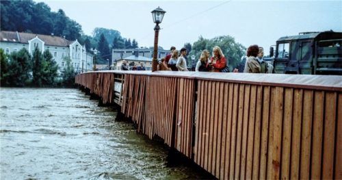 Wenn die Rote Brücke zu versinken droht, wie auf unserem Foto von 2005, greift der Hochwasser-Einsatzplan der Stadt. Foto Rieger