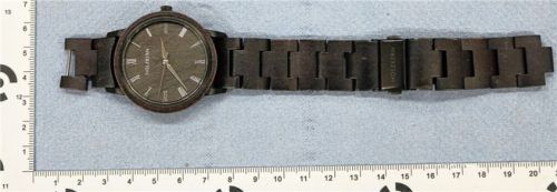 Wer weiß, wem diese Uhr gehört, die bei der Absuche der Polizei im Bärbach in Aschau gefunden wurde?Foto Polizeipräsidium Oberbayern