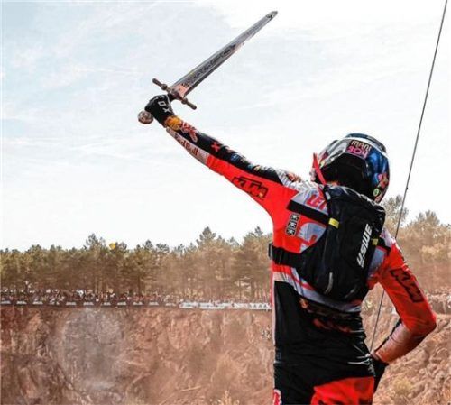 Wie einst Braveheart: Lettenbichler bejubelt seinen Sieg in Spanien.Foto Future7Media