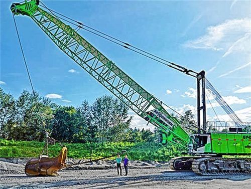 Zehn Tonnen pro Schaufel: Betriebsleiter Anton Schneebichler (links) und Regionalleiter Bernhard Zott vor dem Bagger. Foto Sönmez