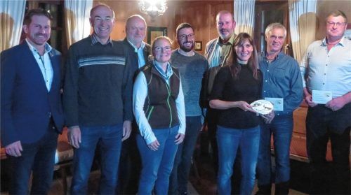 Zogen eine Bilanz beim Kiebitzschutz-Projekt für das Jahr 2022: (von links) Ampfings Bürgermeister Josef Grundner, Günter Weitzer (LBV), Buchbachs Bürgermeister Thomas Einwang, Monika Grassl (Stiftung Wildland), Philipp Wagner (Untere Naturschutzbehörde), Ulrich Niederschweiberer (BBV), Esther Lindner sowie die Landwirte Anton Linner und Adolf Bauer.Foto  Rath