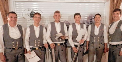 Zufrieden mit dem Abschneiden: (von links) Konrad Buchner von der Firma Schlagbeuer, Niklas Brenninger, Michael Birnsteiner, Tobias Grinzinger, Prüfungsvorsitzende Angela Kneißl-Rehwald und Obermeister Peter Heiß.Foto Maier