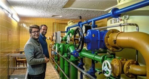 Zugänglich wird am heutigen Samstag von 11 bis 15 Uhr auch die Pruttinger Wasseraufbereitungsanlage sein, vor der hier Bürgermeister Johannes Thusbaß (vorne) und Wassermeister Josef Furtner gerade stehen. Foto Thomae
