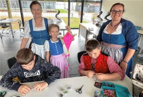 Zum Basteln luden ein: (von links) Martin Sedlbauer, Annelies Weinzierl sowie Sarah, Brian und Claudia Beutl.